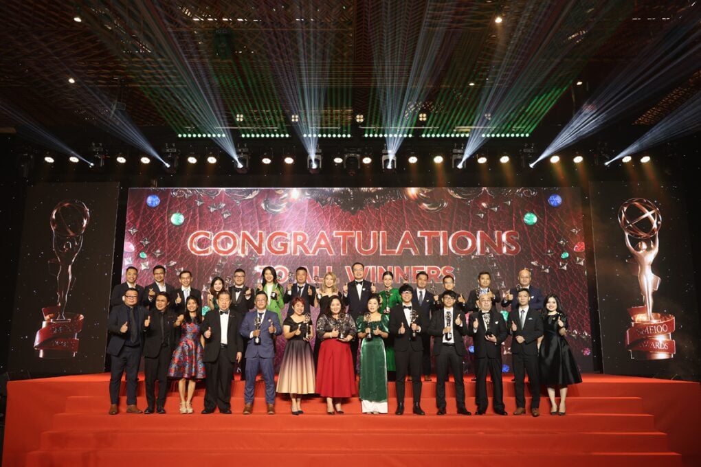 Enouvo representatives with fellow SME100 award winners